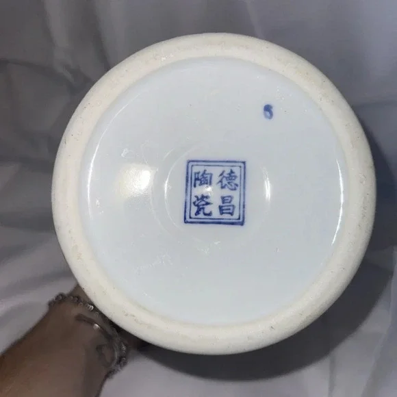 Chinese Blue and White Lidded Jar Hand Painted with Floral and Leaf - Picture 11 of 11